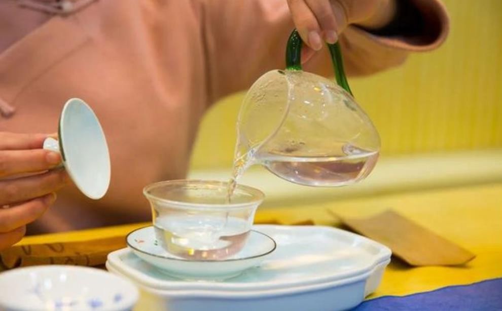 泡茶用纯净水好，还是矿泉水好