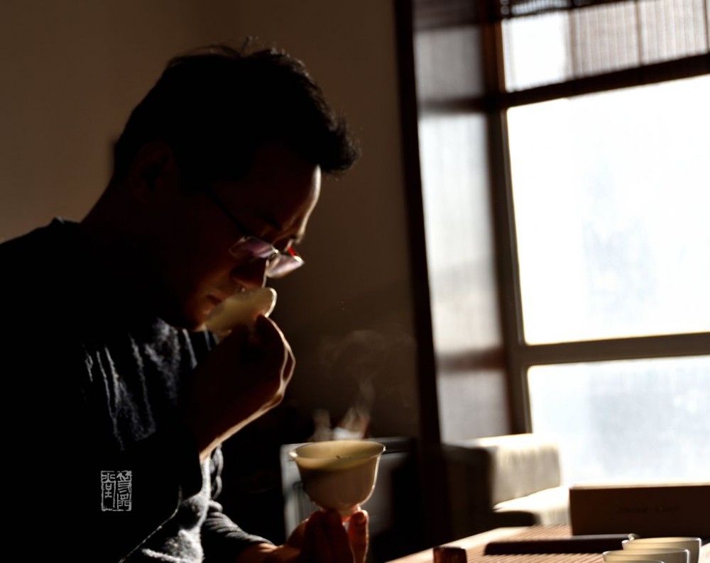 要想喝出来茶香及层次变化，首先需要学会闻香